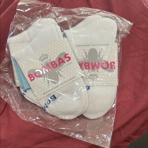 Bombas White Casual Ankle Socks.. 4 pair new in package.. women’s